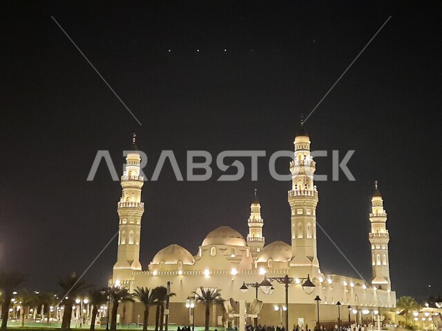 الساحة الخارجية لمسجد قباء في المدينة المنورة في الليل، معلم ومكان ديني مقدس في المملكة العربية السعودية، العبادة والتقرب إلى الله، الفن الهندسي المعماري على الطراز الإسلامي للمآذن والقبب، أداء فريضة الصلاة على وقتها
