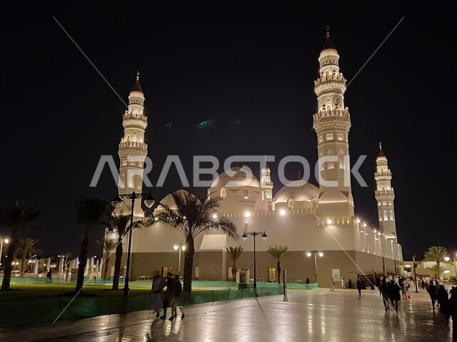 الساحة الخارجية لمسجد قباء في المدينة المنورة في الليل، معلم ومكان ديني مقدس في المملكة العربية السعودية، العبادة والتقرب إلى الله، الفن الهندسي المعماري على الطراز الإسلامي للمآذن والقبب، أداء فريضة الصلاة على وقتها