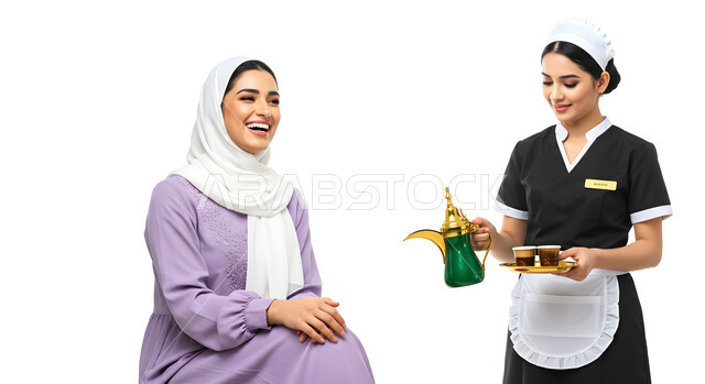 تأجير العمالة الخارجية المرخصة والمؤهلة، توفير خدمات العناية بالمنازل، المعاملة الحسنة للخادمات، بورتريه لخادمة افريقية تقوم بتقديم القهوة لسيدة عربية خليجية سعودية تجلس على كرسي مريح في المنزل، تعابير وايماءات السعادة والسرور، خلفية بيضاء