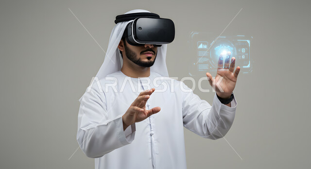 التفاعل مع الفيلم ومحاكاة العالم الخيالي، بورتريه مقرب لشاب عربي خليجي اماراتي يرتدي الكندورة والغترة يضع نظارات الواقع الافتراضي ثلاثية الأبعاد, ايماءات تدل على الاندماج والمتعة, خلفيه رمادية