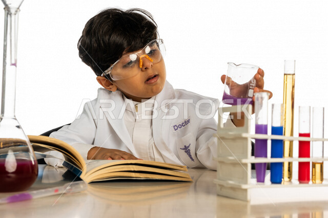 بورتريه لفتى عربي خليجي سعودي ، يرتدي معطف أبيض ، إستخدام انابيب الاختبار لإجراء التجارب ، إجراء تجارب وتفاعلات كيميائية في المختبر ، تجارب وأبحاث علمية ، دراسات وتحاليل ، مواد كيميائيه ، المهنة المستقبلية ، خلفية بيضاء ، مختبر ومعمل الكيمياء