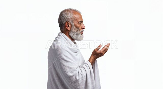 مفهوم أركان الإسلام وأداء الفرائض الدينية، رفع اليدين والدعاء بخشوع وتضرع، بورتريه مقرب من الجانب لحاج كبير بالسن خليجي عربي سعودي يرتدي ثياب الإحرام يقوم بتأدية مناسك الحج والعمرة، العبادة والتقرب إلى الله، خلفية بيضاء