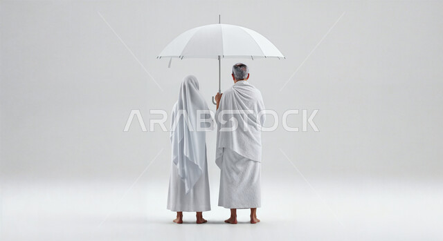 التظلل من اشعة الشمس باستخدام المظلة، مفهوم أركان الإسلام وأداء الفرائض الدينية، بورتريه من الخلف لحاج كبير بالسن خليجي عربي سعودي يرتدي ثياب الإحرام يقف بجانب زوجته باستقامة، تأدية مناسك الحج والعمرة، العبادة والتقرب إلى الله، الجسم بالطول الكامل، خلفية بيضاء
