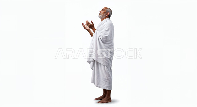 مفهوم أركان الإسلام وأداء الفرائض الدينية، رفع اليدين والدعاء بخشوع وتضرع، بورتريه لحاج كبير بالسن خليجي عربي سعودي يرتدي ثياب الإحرام يقوم بتأدية مناسك الحج والعمرة، العبادة والتقرب إلى الله، صورة الجسم بالطول الكامل، خلفية بيضاء
