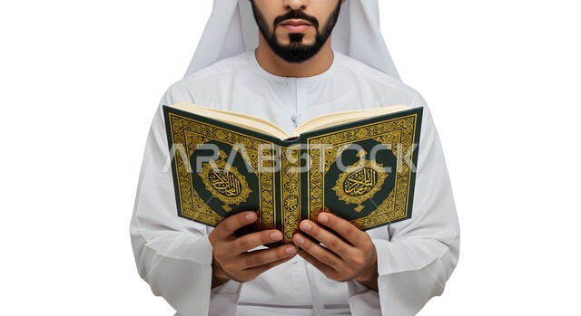 إيماءات الإجتهاد والخشوع في العباده, التقرب الى رب العالمين، بورتريه مقرب لرجل عربي خليجي اماراتي يرتدي الكندورة والغترة يمسك بيده القرآن الكريم يقوم بالقراءة والتلاوة، خلفية بيضاء