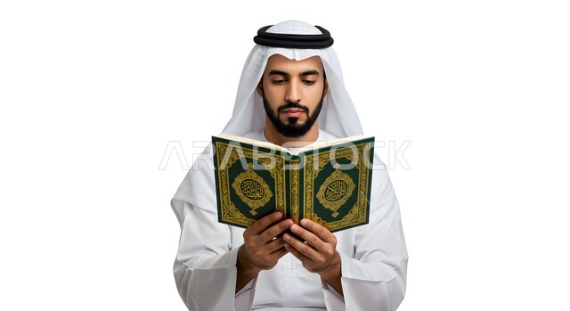 إيماءات الإجتهاد والخشوع في العباده, التقرب الى رب العالمين، بورتريه مقرب لرجل عربي خليجي اماراتي يرتدي الكندورة والغترة يمسك بيده القرآن الكريم يقوم بالقراءة والتلاوة، خلفية بيضاء