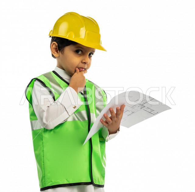 بورتريه لفتى عربي خليجي سعودي يرتدي خوذة الوقاية وسترة الحماية الخاصة بالعمل ، يحمل بيده ورقة مخطط  بايماءات وجه ويدين مختلفة ، مهنة مستقبلية ، خلفية بيضاء ، مفهوم الهندسة ، مهن ووظائف هندسية