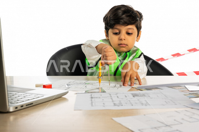 بورتريه لفتى عربي خليجي سعودي داخل مكتب هندسي ، إستخدام جهاز الحاسوب المحمول للبحث ، الرسم بإستخدام أدوات ومعدات هندسية ، يرتدي سترة الحماية الخاصة بالعمل ، مهنة مستقبلية ، خلفية بيضاء ، مفهوم الهندسة المعمارية ، مهن ووظائف هندسية