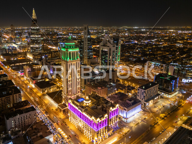 برج فندق نارسيسوس وأبراج العليا المضاءة في الليل في مدينة الرياض، الفن الهندسي المعماري للأبراج وناطحات السحاب على الطراز الحديث في العاصمة، المدن والمعالم السياحية المشهورة، التقدم والتطور في عمارة المباني في المملكة العربية السعودية