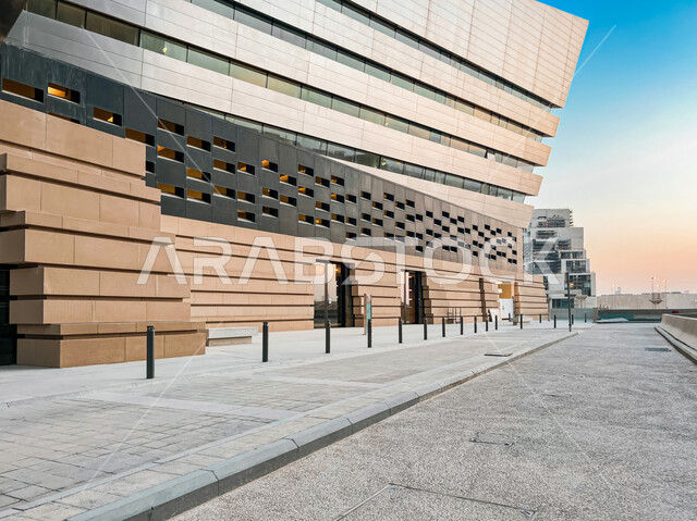  ازدهار وتحقيق النهضة الاقتصادية والتجارية، مركز الملك عبد الله المالي (كافد) في النهار، المنشآت والأبراج المالية في مدينة الرياض، النمو والتطور العمراني في السعودية، الفن الهندسي المعماري للمباني وناطحات السحاب المشهورة في المملكة