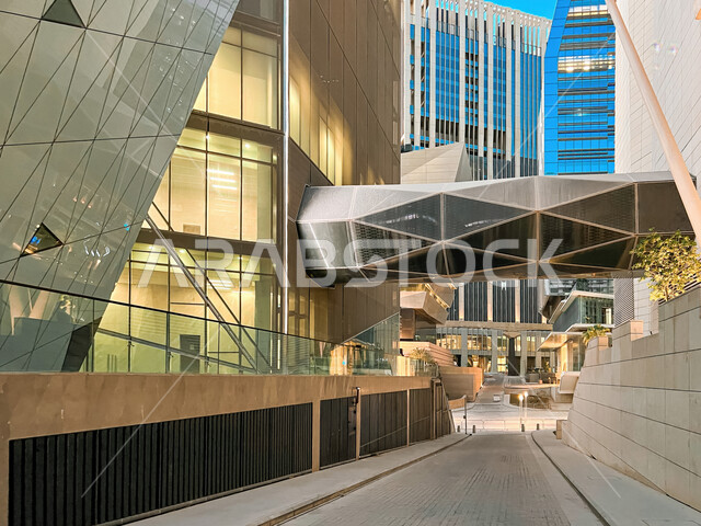  ازدهار وتحقيق النهضة الاقتصادية والتجارية، مركز الملك عبد الله المالي (كافد) في النهار، المنشآت والأبراج المالية في مدينة الرياض، النمو والتطور العمراني في السعودية، الفن الهندسي المعماري للمباني وناطحات السحاب المشهورة في المملكة