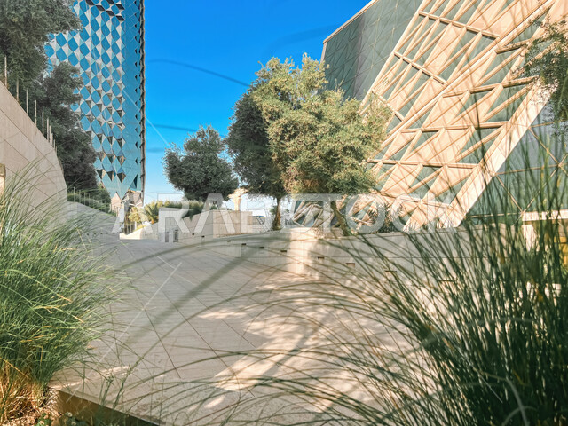 الأبراج والمنشآت المالية في مدينة الرياض، النمو والتطور العمراني في السعودية، الفن الهندسي المعماري للمباني وناطحات السحاب المشهورة في المملكة، ازدهار وتحقيق النهضة الاقتصادية والتجارية، مركز الملك عبد الله المالي (كافد) في النهار