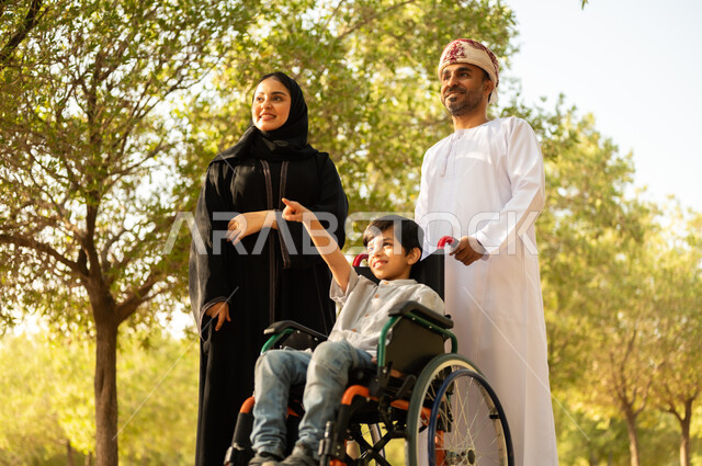 عائلة عربيه خليجيه عمانية برفقه ابنها في إحدى الحدائق للاستمتاع بالهواء الطلق، ولد عماني مقعد يجلس على كرسي متحرك في أحد المنتزهات، منح مرضى ذوي الإعاقة الحركية طاقة ايجابية، شعور ذوي الهمم بالراحه والطمأنينه في بيئتهم
