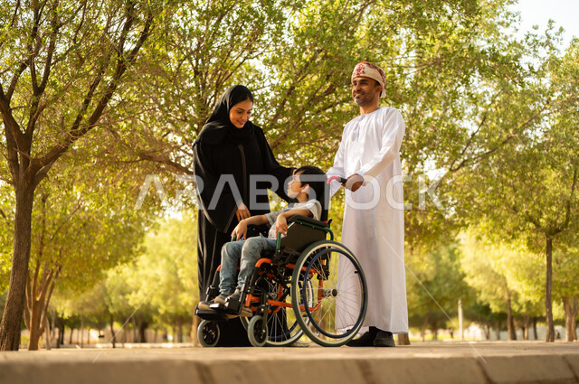 عائلة عربيه خليجيه عمانية برفقه ابنها في إحدى الحدائق للاستمتاع بالهواء الطلق، ولد عماني مقعد يجلس على كرسي متحرك في أحد المنتزهات، منح مرضى ذوي الإعاقة الحركية طاقة ايجابية، شعور ذوي الهمم بالراحه والطمأنينه في بيئتهم