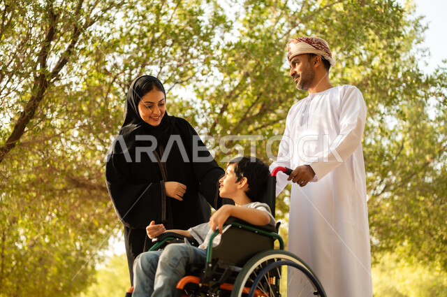 عائلة عربيه خليجيه عمانية برفقه ابنها في إحدى الحدائق للاستمتاع بالهواء الطلق، ولد عماني مقعد يجلس على كرسي متحرك في أحد المنتزهات، منح مرضى ذوي الإعاقة الحركية طاقة ايجابية، شعور ذوي الهمم بالراحه والطمأنينه في بيئتهم