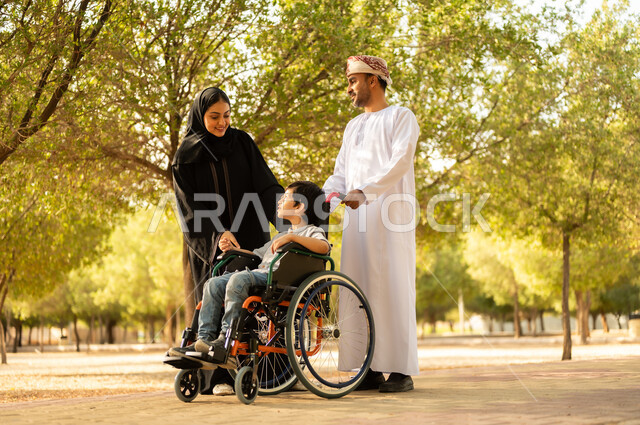 عائلة عربيه خليجيه عمانية برفقه ابنها في إحدى الحدائق للاستمتاع بالهواء الطلق، ولد عماني مقعد يجلس على كرسي متحرك في أحد المنتزهات، منح مرضى ذوي الإعاقة الحركية طاقة ايجابية، شعور ذوي الهمم بالراحه والطمأنينه في بيئتهم