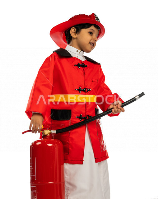بورتريه لفتى عربي خليجي سعودي أنيق ، يرتدي زي رجل الإطفاء ، إيماءات وجه ويدين مختلفة ، مفهوم مهنة الدفاع المدني ، المعدات اللازمة لإطفاء الحريق ، المهنة المستقبلية ، خلفية بيضاء ، يرتدي خوذة وسترة الحماية الخاصة بالعمل ، مطفأة الحريق