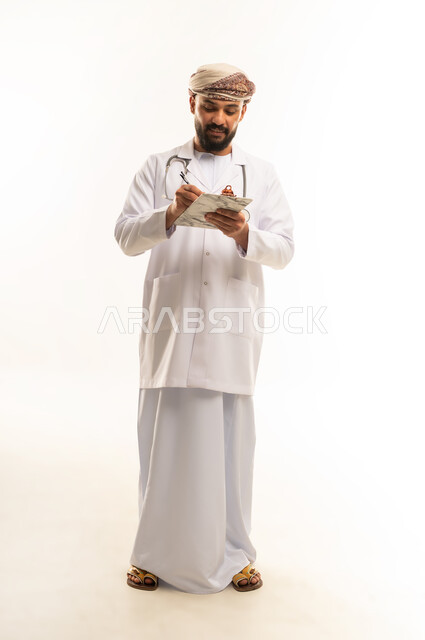 تدوين وتسجيل الوصفة، الفحص الطبي وتقديم الخدمات العلاجية, بورتريه لطبيب عربي خليجي عماني يرتدي الدشداشة والعمامة والمعطف الطبي يضع السماعة الطبية يعمل في  العمل في القطاع الصحي في سلطنة عمان، الجسم بالطول الكامل، خلفية بيضاء