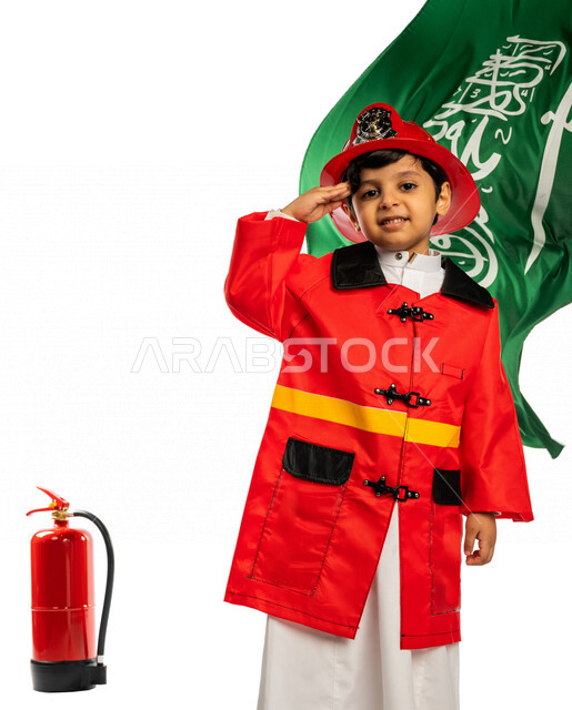 بورتريه لفتى عربي خليجي سعودي أنيق ، يرتدي زي رجل الإطفاء ، يلقي التحية لوطنه الحبيب المملكة العربية السعودية ، خلفه علم المملكة السعودية ، مفهوم مهنة الدفاع المدني ، المهنة المستقبلية ، خلفية بيضاء ، يرتدي خوذة وسترة الحماية الخاصة بالعمل ، مطفأة الحريق