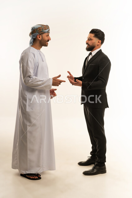 تبادل الخبرات والمعرفة بين البلاد, استضافة رجال الاعمال الاجانب في سلطنة عمان, بورتريه لرجل عربي خليجي عماني يرتدي الدشداشة والعمامة يتحاور مع سائح اجبني يرتدي البدلة الرسمية بتعابير السرور, صورة لكامل الجسم، خلفية بيضاء