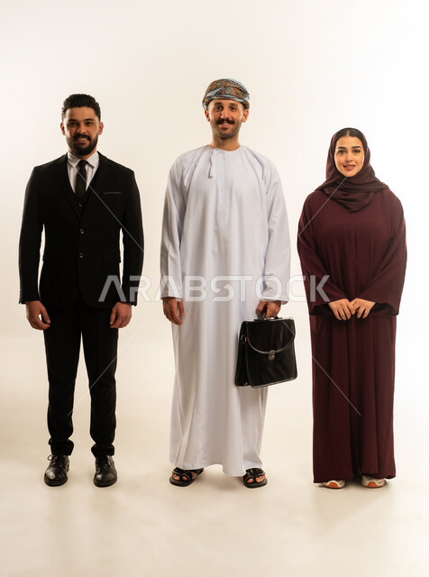 تبادل الخبرات بين البلاد، بورتريه لفريق عمل عربي خليجي عماني في اجتماع مع رجل اجنبي يرتدي البدلة الرسمية بتعابير السرور والسعادة، استضافة رجال الاعمال الاجانب في سلطنة عمان، الجسم بالطول الكامل، خلفية بيضاء
