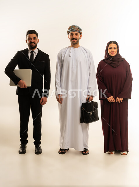 تبادل الخبرات بين البلاد، بورتريه لفريق عمل عربي خليجي عماني في اجتماع مع رجل اجنبي يرتدي البدلة الرسمية بتعابير السرور والسعادة، استضافة رجال الاعمال الاجانب في سلطنة عمان، الجسم بالطول الكامل، خلفية بيضاء