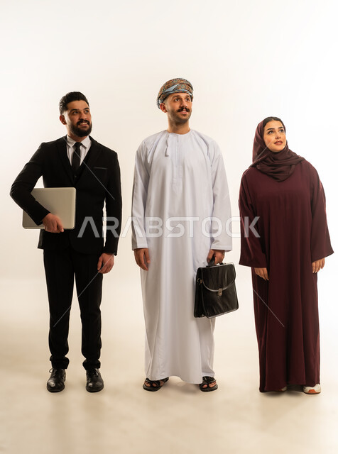 تبادل الخبرات بين البلاد، بورتريه لفريق عمل عربي خليجي عماني في اجتماع مع رجل اجنبي يرتدي البدلة الرسمية بتعابير السرور والسعادة، استضافة رجال الاعمال الاجانب في سلطنة عمان، الجسم بالطول الكامل، خلفية بيضاء