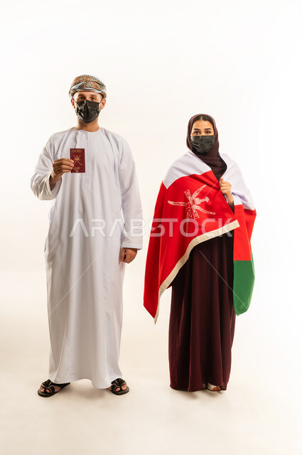 ذكرى اليوم الوطني العماني 18 نوفمبر، إحياء ذكرى تأسيس الدولة 1775 م، وثيقة سفر رسمية، بورتريه لرجل عربي خليجي عماني يرتدي الدشداشة والعمامة يمسك تأشيرة دخول وخروج دولية يقف بجانب امرأة ترتدي الحجاب والعباءة تضع علم البلد على كتفها، الجسم بالطول الكامل، خلفية بيضاء