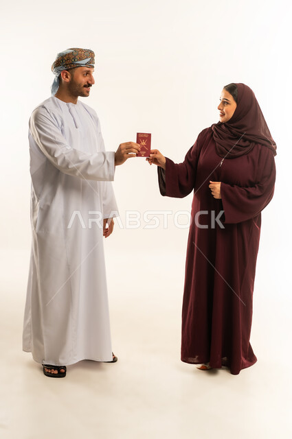 تبادل جواز السفر للعبور عبر حدود الدولة، وثيقة سفر رسمية، بورتريه لرجل عربي خليجي عماني يرتدي الدشداشة والعمامة يعطي تأشيرة دخول وخروج دولية لإمرأة ترتدي الحجاب والعباءة، باسبور سلطنة عمان باللون الاحمر، الجسم بالطول الكامل، خلفية بيضاء