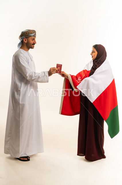 ذكرى اليوم الوطني العماني 18 نوفمبر، إحياء ذكرى تأسيس الدولة 1775 م، وثيقة سفر رسمية، بورتريه لرجل عربي خليجي عماني يرتدي الدشداشة والعمامة يمسك تأشيرة دخول وخروج دولية لإمرأة ترتدي الحجاب والعباءة تضع علم البلد على كتفها، الجسم بالطول الكامل، خلفية بيضاء