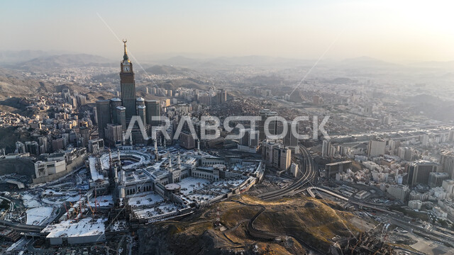 الفن الهندسي المعماري للأبراج وناطحات السحاب، صورة جوية لبرج الساعه الملكي في المسجد الحرام، معالم دينية إسلامية مقدسة في مكة المكرمة، القمم والمرتفعات الجبلية في المملكة العربيه السعودية