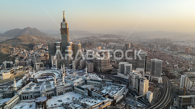 الفن الهندسي المعماري للأبراج وناطحات السحاب، صورة جوية لبرج الساعه الملكي في المسجد الحرام، معالم دينية إسلامية مقدسة في مكة المكرمة، القمم والمرتفعات الجبلية في المملكة العربيه السعودية