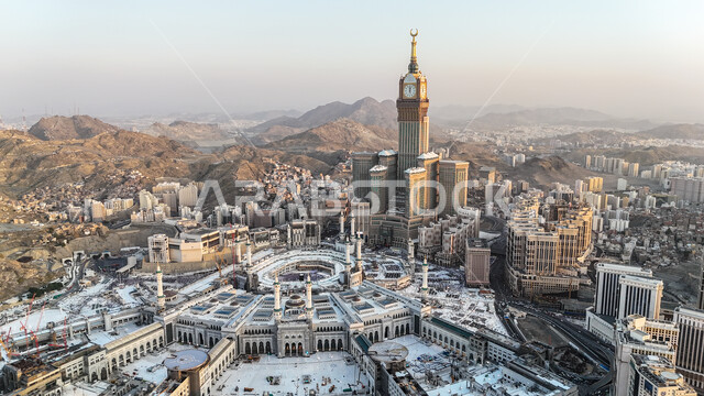 الفن الهندسي المعماري للأبراج وناطحات السحاب، صورة جوية لبرج الساعه الملكي في المسجد الحرام، معالم دينية إسلامية مقدسة في مكة المكرمة، القمم والمرتفعات الجبلية في المملكة العربيه السعودية