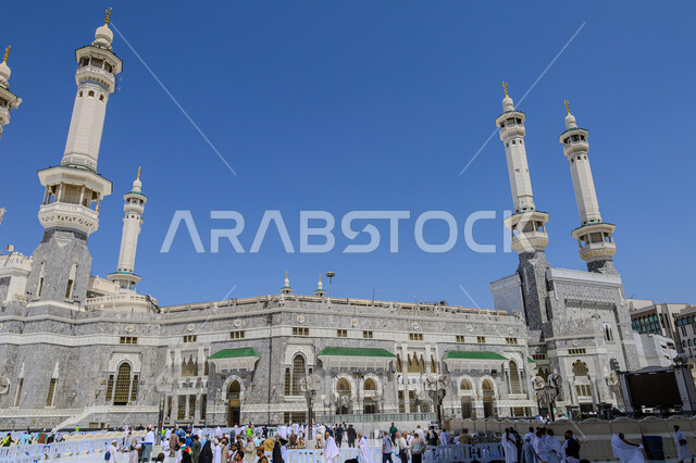  الساحة الخارجية للمسجد الحرام في الحرم المكي، مكان ومعلم ديني مقدس في المملكة العربية السعودية، نداء المسلمين لآداء فرض الصلاة في مكة المكرمة، الفن الهندسي المعماري على الطراز الإسلامي