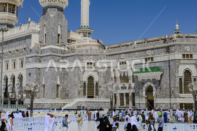  الساحة الخارجية للمسجد الحرام في الحرم المكي، مكان ومعلم ديني مقدس في المملكة العربية السعودية، نداء المسلمين لآداء فرض الصلاة في مكة المكرمة، الفن الهندسي المعماري على الطراز الإسلامي