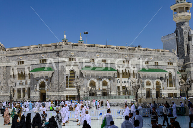  الساحة الخارجية للمسجد الحرام في الحرم المكي، مكان ومعلم ديني مقدس في المملكة العربية السعودية، نداء المسلمين لآداء فرض الصلاة في مكة المكرمة، الفن الهندسي المعماري على الطراز الإسلامي