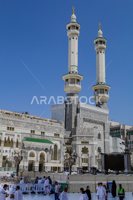  الساحة الخارجية للمسجد الحرام في الحرم المكي، مكان ومعلم ديني مقدس في المملكة العربية السعودية، نداء المسلمين لآداء فرض الصلاة في مكة المكرمة، الفن الهندسي المعماري على الطراز الإسلامي