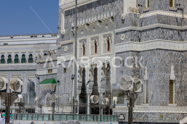  الساحة الخارجية للمسجد الحرام في الحرم المكي، مكان ومعلم ديني مقدس في المملكة العربية السعودية، نداء المسلمين لآداء فرض الصلاة في مكة المكرمة، الفن الهندسي المعماري على الطراز الإسلامي