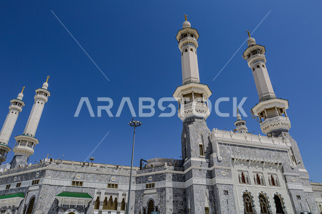  الساحة الخارجية للمسجد الحرام في الحرم المكي، مكان ومعلم ديني مقدس في المملكة العربية السعودية، نداء المسلمين لآداء فرض الصلاة في مكة المكرمة، الفن الهندسي المعماري على الطراز الإسلامي