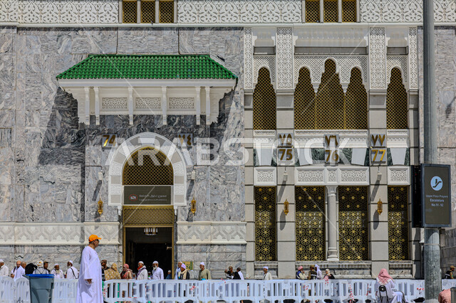  الساحة الخارجية للمسجد الحرام في الحرم المكي، مكان ومعلم ديني مقدس في المملكة العربية السعودية، نداء المسلمين لآداء فرض الصلاة في مكة المكرمة، الفن الهندسي المعماري على الطراز الإسلامي
