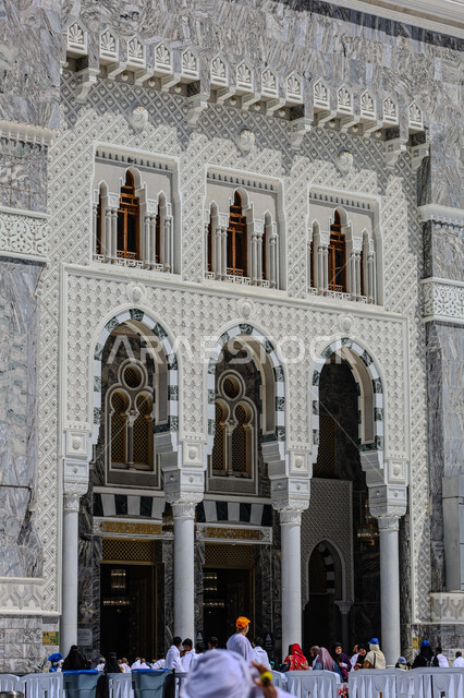  الساحة الخارجية للمسجد الحرام في الحرم المكي، مكان ومعلم ديني مقدس في المملكة العربية السعودية، نداء المسلمين لآداء فرض الصلاة في مكة المكرمة، الفن الهندسي المعماري على الطراز الإسلامي