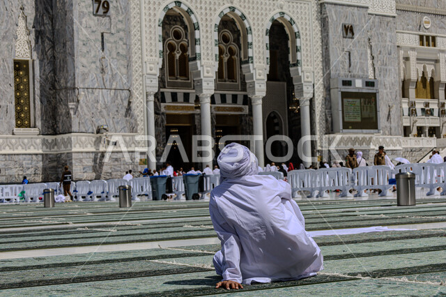  الساحة الخارجية للمسجد الحرام في الحرم المكي، مكان ومعلم ديني مقدس في المملكة العربية السعودية، نداء المسلمين لآداء فرض الصلاة في مكة المكرمة، الفن الهندسي المعماري على الطراز الإسلامي