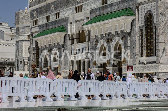  الساحة الخارجية للمسجد الحرام في الحرم المكي، مكان ومعلم ديني مقدس في المملكة العربية السعودية، نداء المسلمين لآداء فرض الصلاة في مكة المكرمة، الفن الهندسي المعماري على الطراز الإسلامي