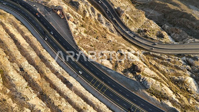 طريق إسفلتي ملتوي وعر وسط الجبال الصخرية، الطبيعة والبيئة الجبلية القاسية في مدينة الطائف، القمم والمرتفعات في المملكة العربية السعودية، حركة مرور السيارات في طريق عقبة الهدا، الطرق والشوارع المعبدة السريعة بين مكة والطايف, الاهتمام بتهيئة البنية التحتية