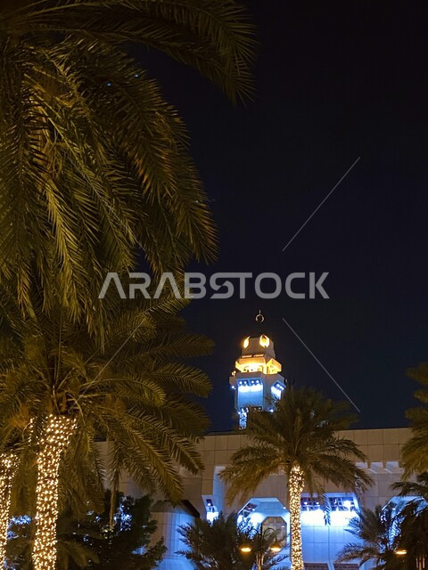  مسجد السيدة عائشة في مكة المكرمة المضاء في الليل، التصميم الهندسي المعماري الاسلامي للمساجد والمآذن في المملكة العربية السعودية، العبادة والتقرب إلى الله، معلم ديني اسلامي مشهور، نداء المسلمين لاداء فريضة الصلاة
