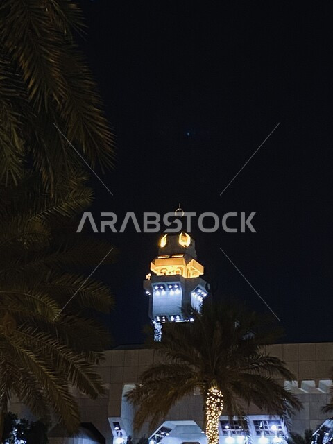  مسجد السيدة عائشة في مكة المكرمة المضاء في الليل، التصميم الهندسي المعماري الاسلامي للمساجد والمآذن في المملكة العربية السعودية، العبادة والتقرب إلى الله، معلم ديني اسلامي مشهور، نداء المسلمين لاداء فريضة الصلاة