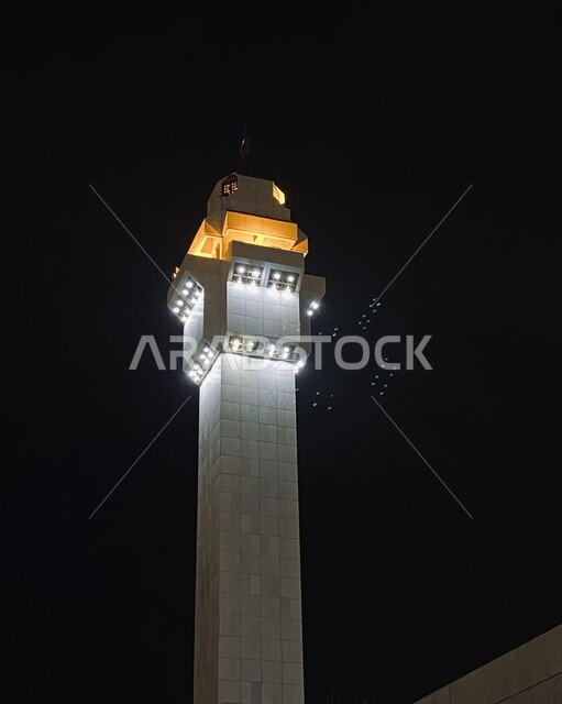  مسجد السيدة عائشة في مكة المكرمة المضاء في الليل، التصميم الهندسي المعماري الاسلامي للمساجد والمآذن في المملكة العربية السعودية، العبادة والتقرب إلى الله، معلم ديني اسلامي مشهور، نداء المسلمين لاداء فريضة الصلاة