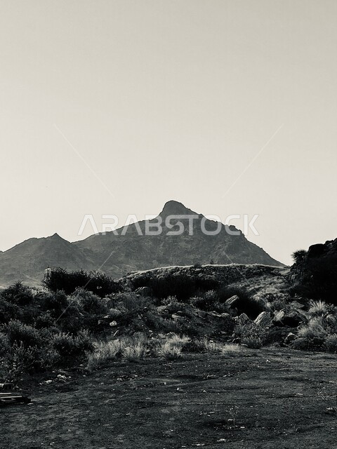 التكوين والتشكيل الصخري، صورة بالابيض والاسود لجبل النور في مكة المكرمة، مكان وجود غار حراء، القمم والمرتفعات الجبلية، الأماكن الإسلامية المقدسة والمعالم الدينية المشهورة في المملكة العربية السعودية