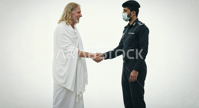 المصافحة والترحيب والسلام، الحفاظ على أمن وأمان الحجاج، بورتريه لرجل أمن عربي خليجي سعودي يرتدي الزي العسكري يقوم بمصافحة حاج يرتدي لباس الاحرام بتعابير الاحترام، أداء مناسك الحج والعمرة، خلفية بيضاء