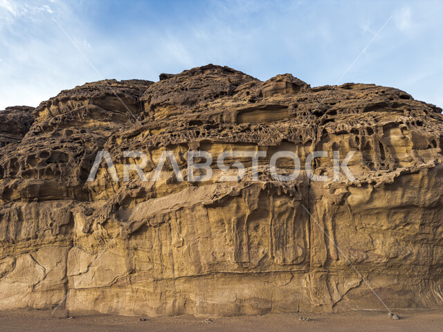 الطبيعة الصخرية للجبال في الصحراء في النهار, التضاريس والمرتفعات الجبلية في المناطق الصحراوية, المعالم الطبيعية السياحية في المملكة العربية السعودية، مكان سياحي طبيعي مشهور